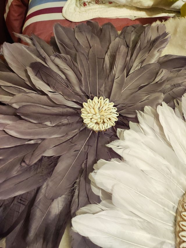 Decoración de plumas jujuhat y espejo