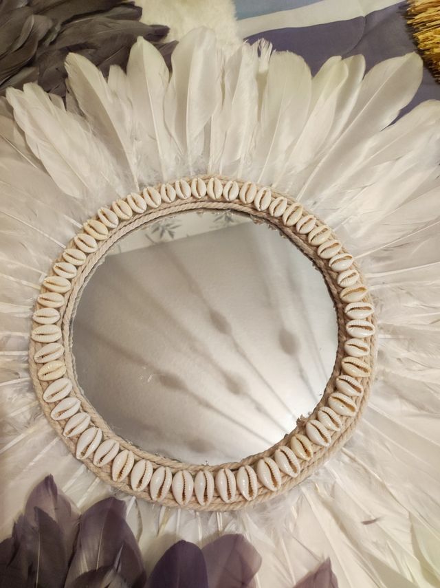 Decoración de plumas jujuhat y espejo