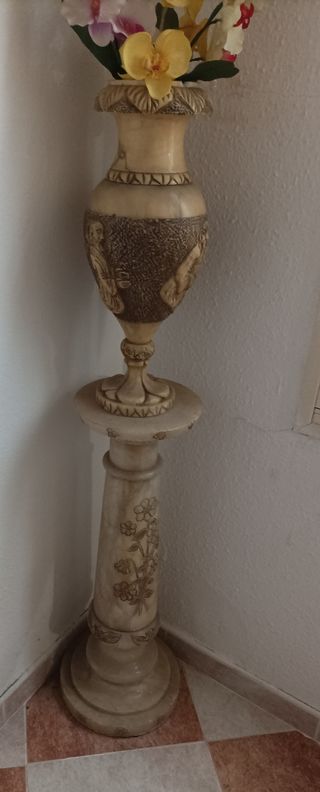 Jarrón y pedestal de mármol