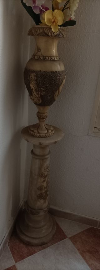Jarrón y pedestal de mármol