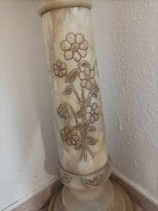 Jarrón y pedestal de mármol