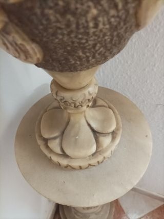 Jarrón y pedestal de mármol