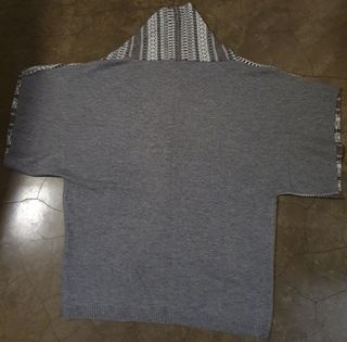 Casaco de lã, com manga francesa.