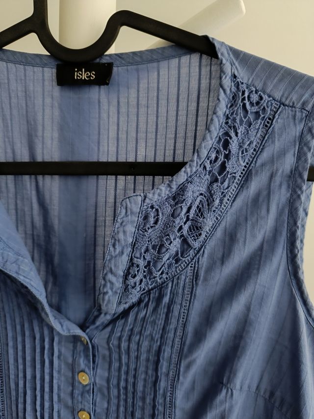 Isles. Blusa azul.