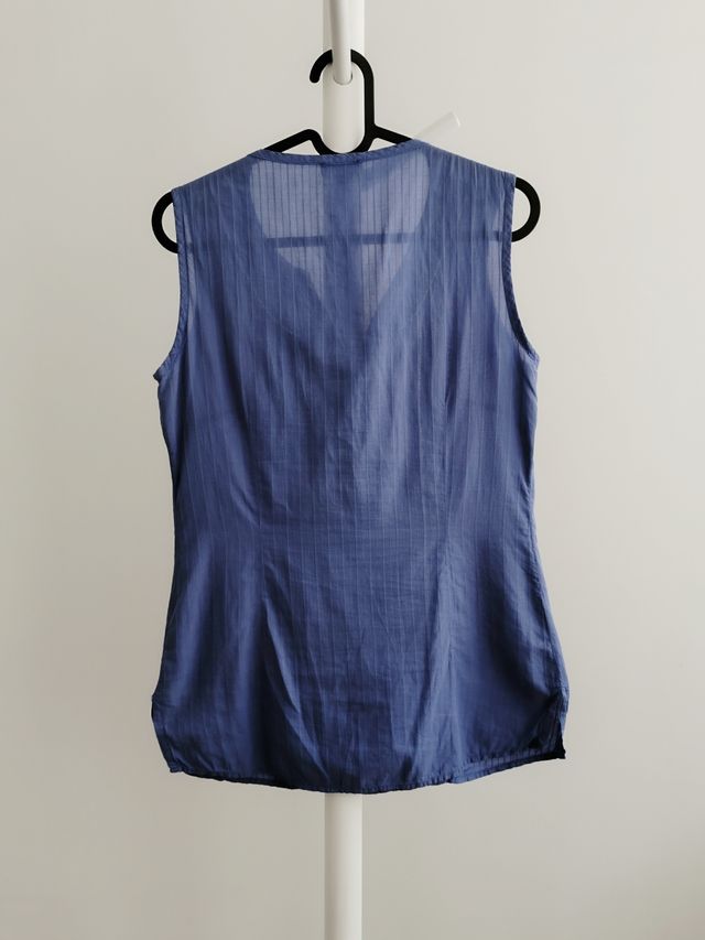 Isles. Blusa azul.