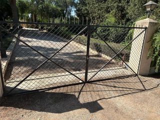 Portones batientes de entrada - valla exterior