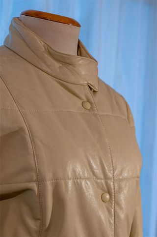 ABRIGO DE PIEL BEIGE