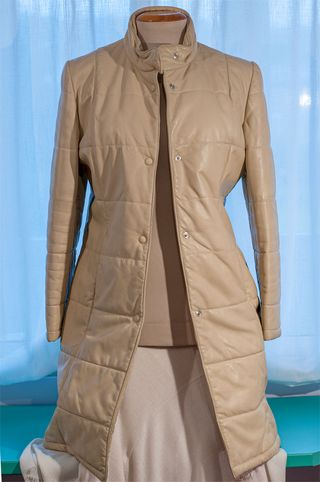 ABRIGO DE PIEL BEIGE