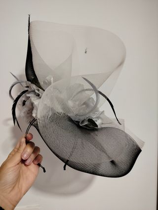 Tocado ceremonia gris y negro