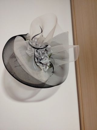 Tocado ceremonia gris y negro