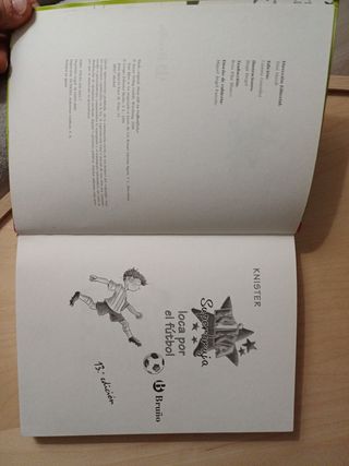 Kika súper bruja.Loca por el fútbol.