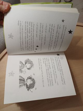 Kika súper bruja.Loca por el fútbol.