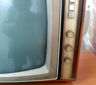 Televisión antigua, madera y válvulas, Askar