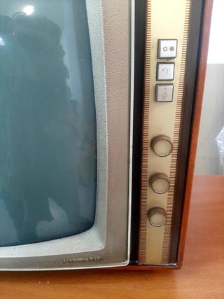 Televisión antigua, madera y válvulas, Askar