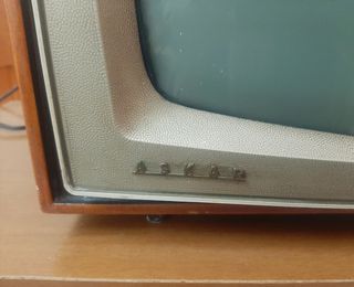 Televisión antigua, madera y válvulas, Askar