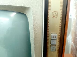 Televisión antigua, madera y válvulas, Askar