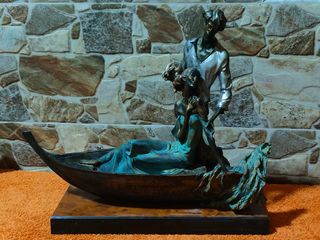 escultura pareja barca patinada