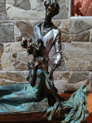 escultura pareja barca patinada