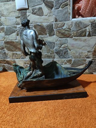 escultura pareja barca patinada