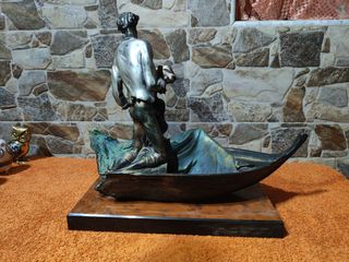 escultura pareja barca patinada