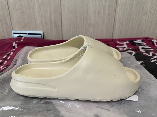 Chanclas de color beige