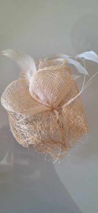tocado flor mujer o evento