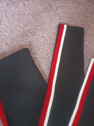 Leggins negros con ralla roja y blanca