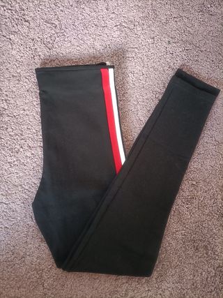 Leggins negros con ralla roja y blanca