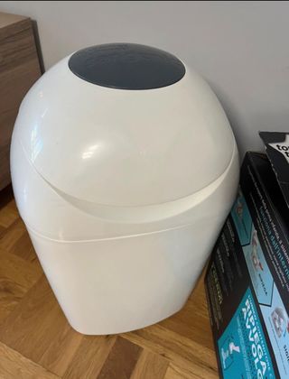 Contenedor de pañales con un recambio