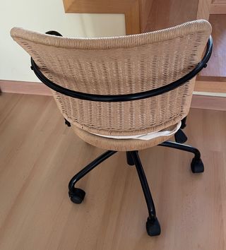 6 sillas negras con ruedas y altura reclinable.