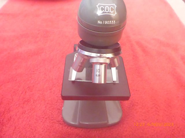 Microscopio vintage japonés.