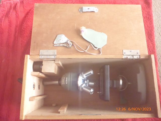 Microscopio vintage japonés.