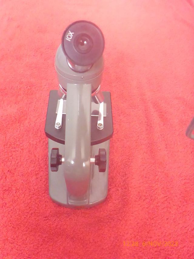 Microscopio vintage japonés.