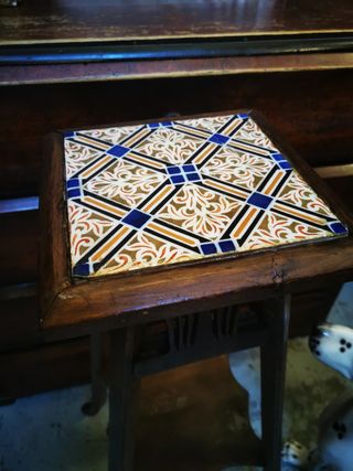 Peana antigua. Madera y ceramica