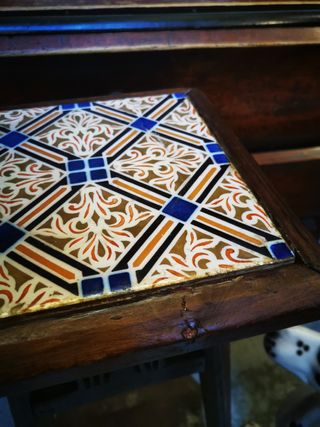Peana antigua. Madera y ceramica