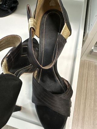 sandalias de fiesta negro con dorado