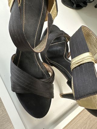 sandalias de fiesta negro con dorado