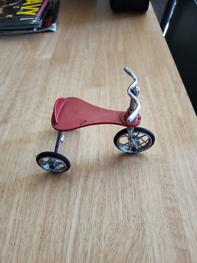 Triciclo de juguete antiguo