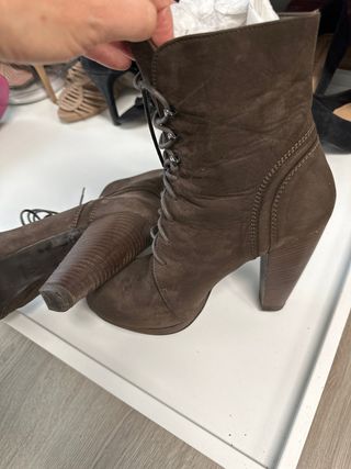 botas de tacón y plataforma marrones