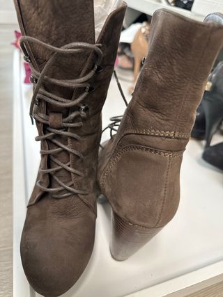 botas de tacón y plataforma marrones