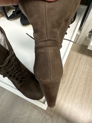 botas de tacón y plataforma marrones