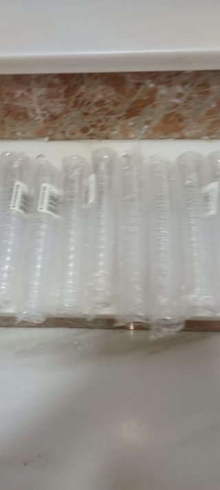 Vasos chatos de vinos para las cruces