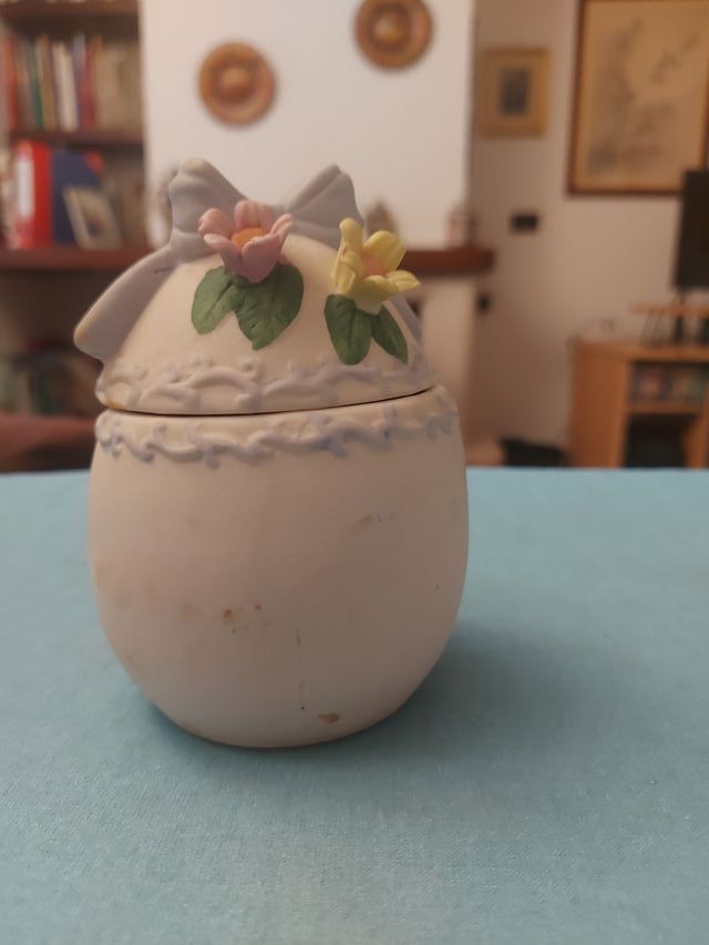 Uovo in ceramica decorato con pulcino