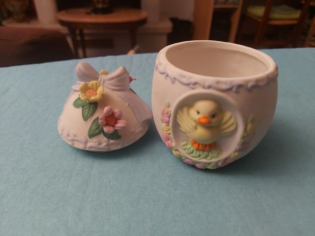 Uovo in ceramica decorato con pulcino