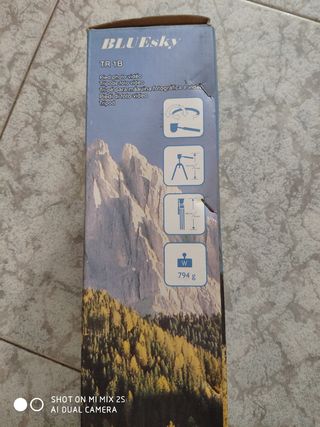 Trípode  sin uso con su caja y etiquetas