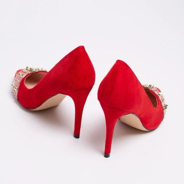 tacon rojo con tachuelas