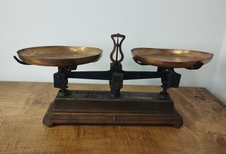 Antigua Balanza de Dos Platos Marrón de 5kg 37x11