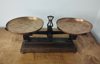 Antigua Balanza de Dos Platos Marrón de 5kg 37x11