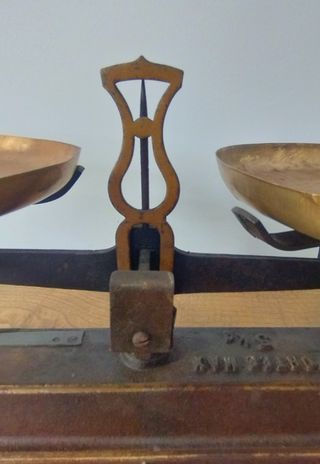 Antigua Balanza de Dos Platos Marrón de 5kg 37x11