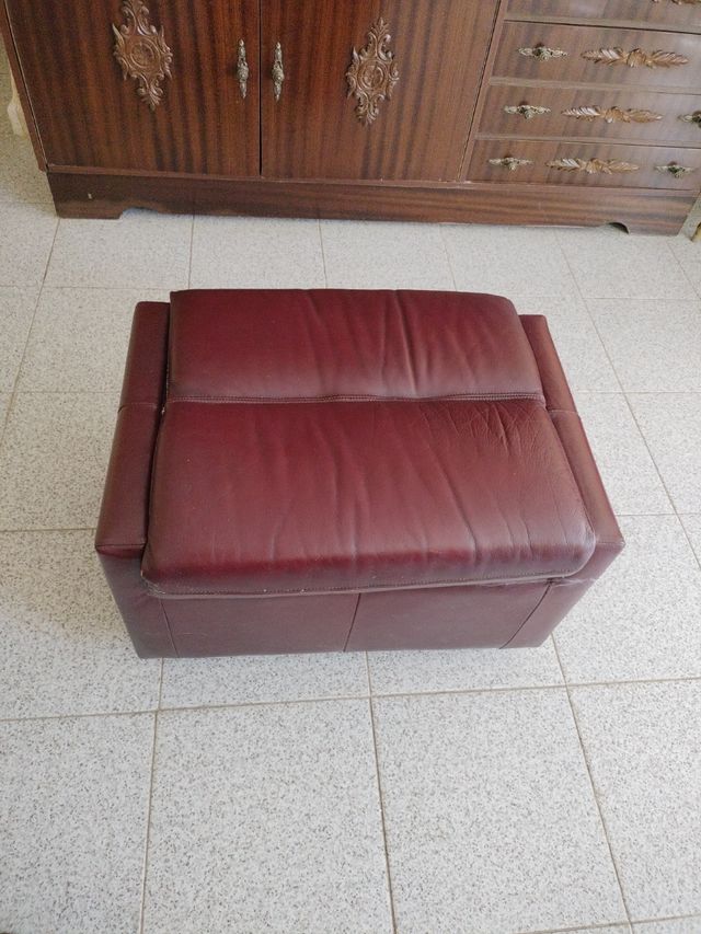 Mesas y sofás de piel. 3x2 color vino. Muy cómodo.